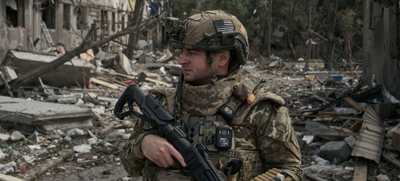 Украинский военный на фоне руин в Покровске