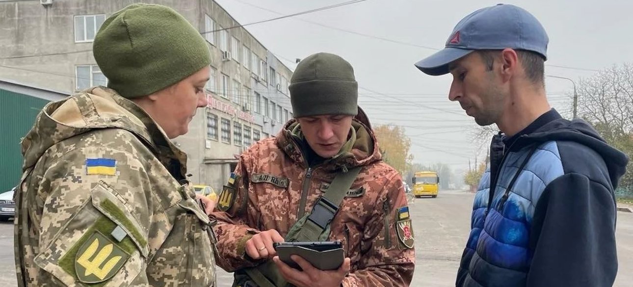 Співробітники ТЦК перевіряють дані чоловіка