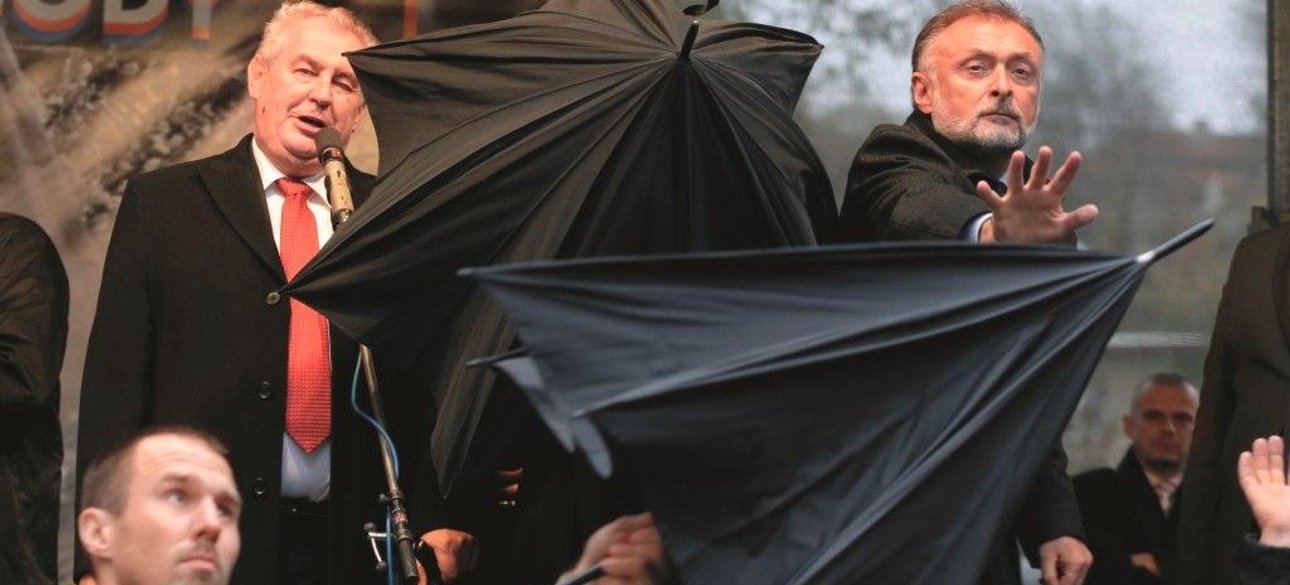 Чехи, возмущенные пророссийскими заявлениями своего президента Милоша Земана, забрасывают его яйцами на митинге в Праге, 17 ноября / Фото: AP