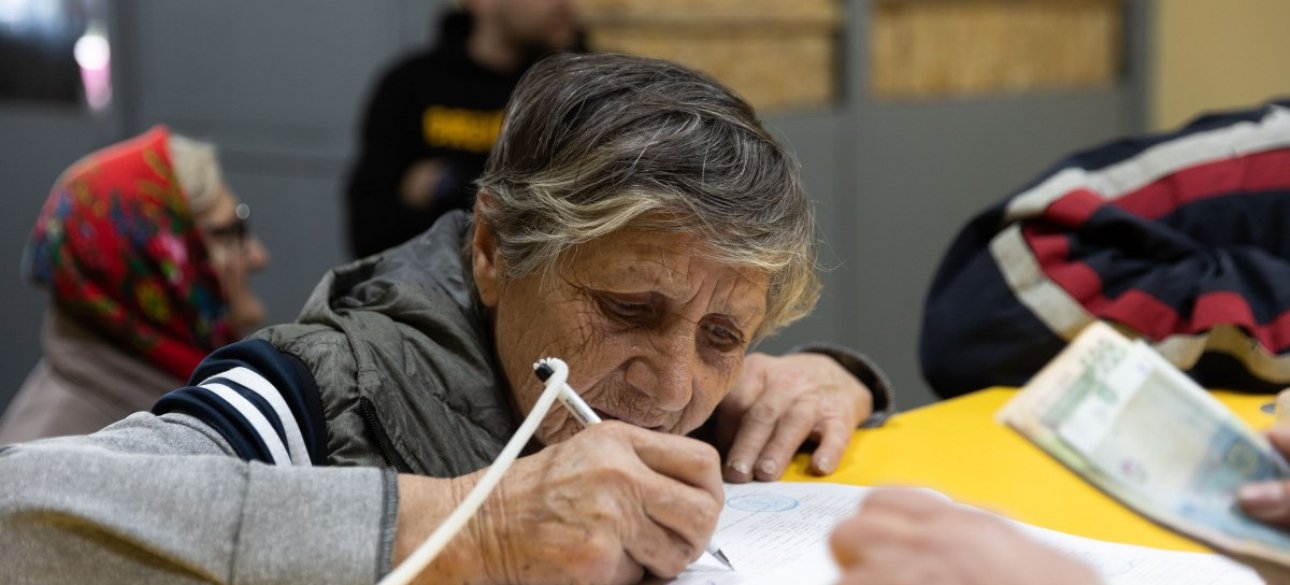 Пенсiонерка Літня українка отримує пенсію