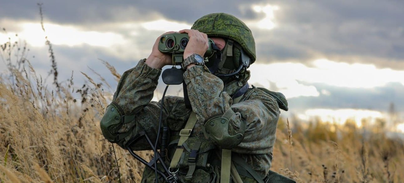 російський військовий, військовий з біноклем