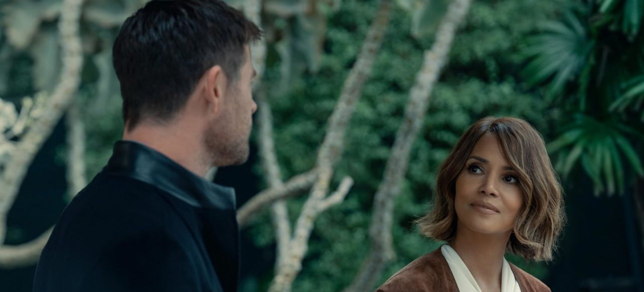 Кріс Гемсворт і Голлі Беррі у фільмі "Шлях до злочину"