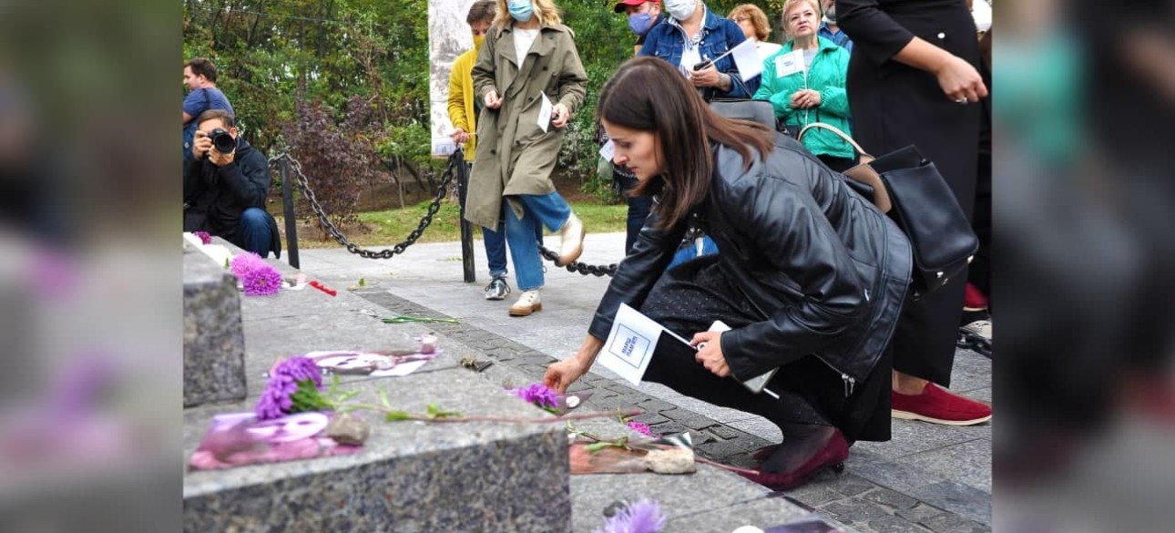 Покладання квітів до монумента пам'яті жертв Бабиного Яру