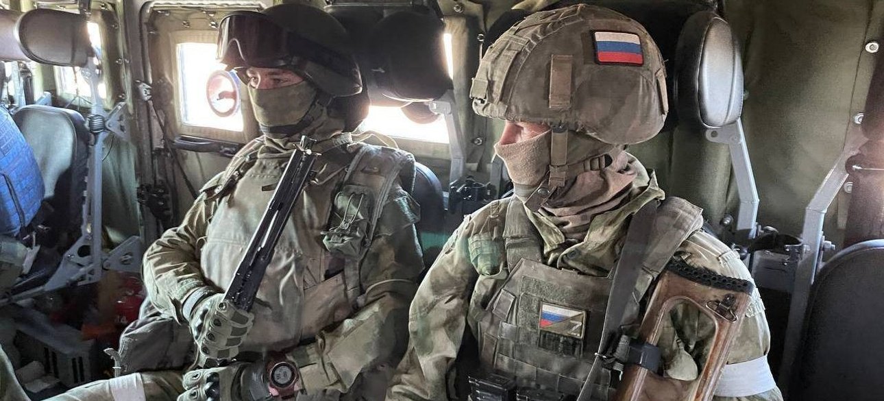 Российские солдаты в военном транспорте