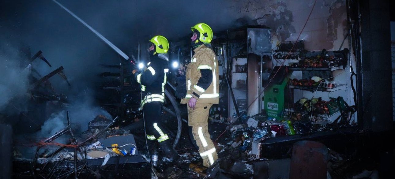 Спасатели ликвидируют последствия удара по Одессе