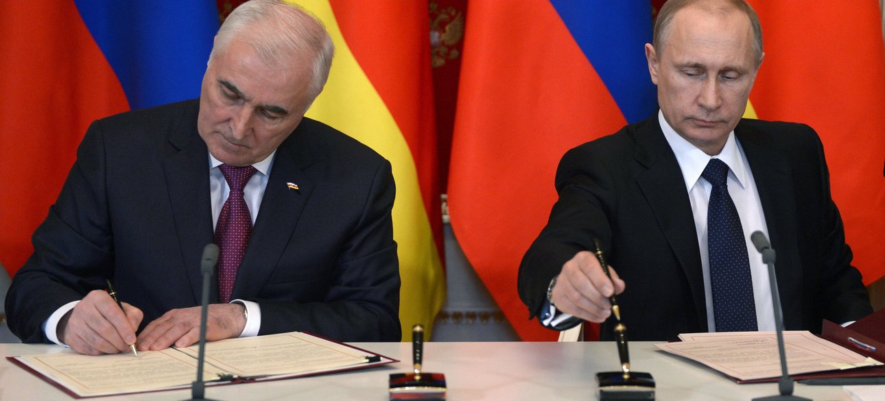 Леонид Тибилов и Владимир Путин / Фото: открытые источники