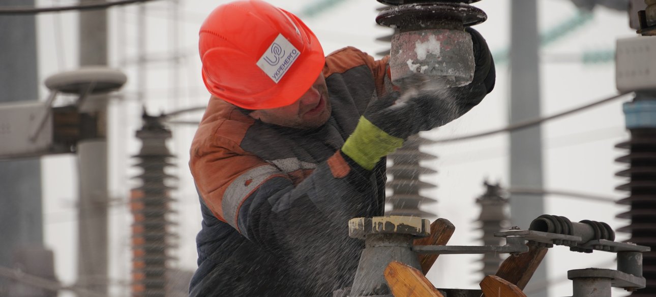 Энергетик ремонтирует электросеть