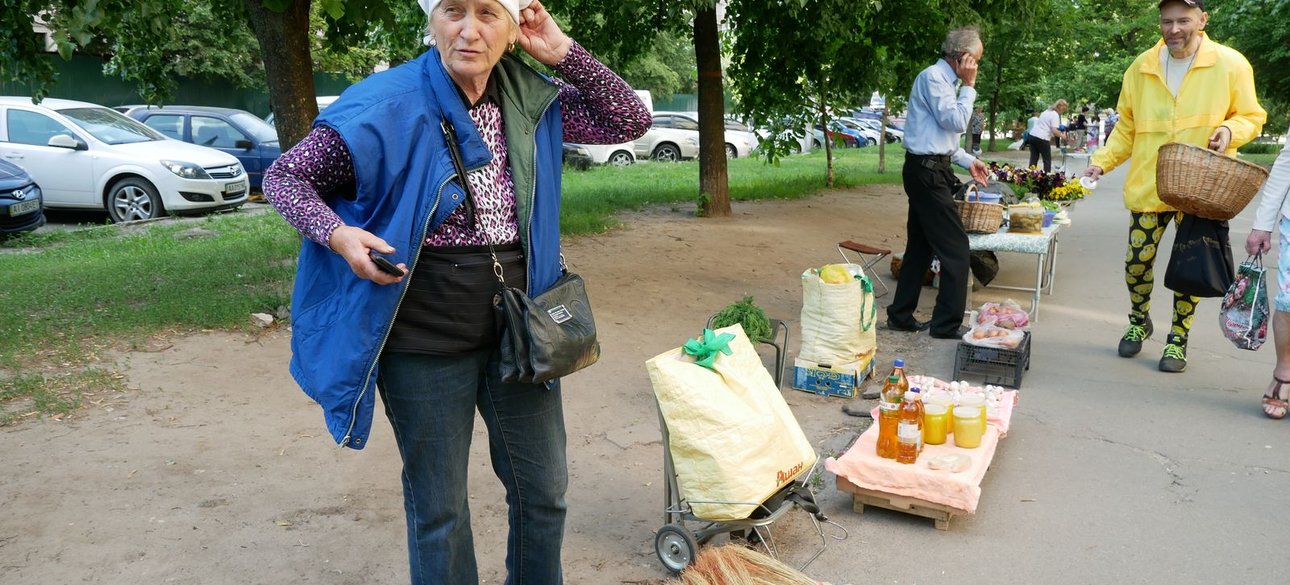 Торговля с асфальта и кравчучка