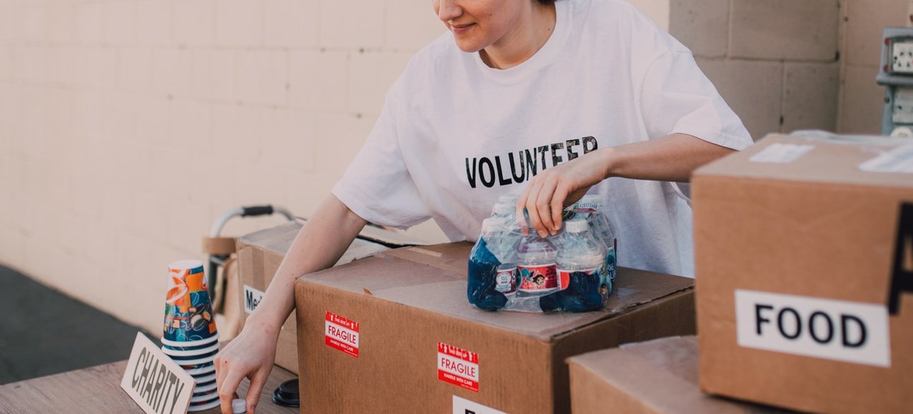 волонтер раздает еду, благотворительность