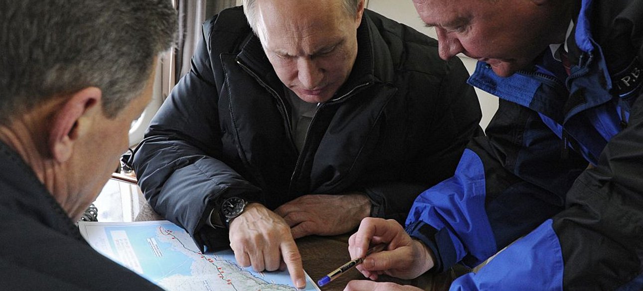Путін вивчає карту узбережжя