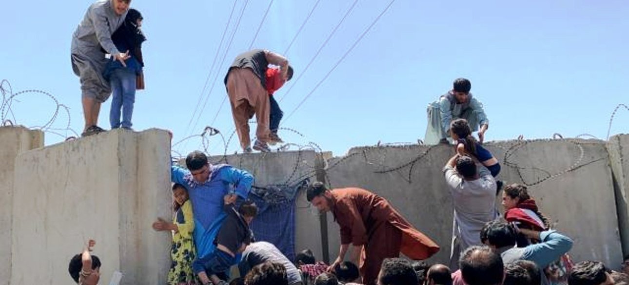 Афганцы в аэропорту Кабула