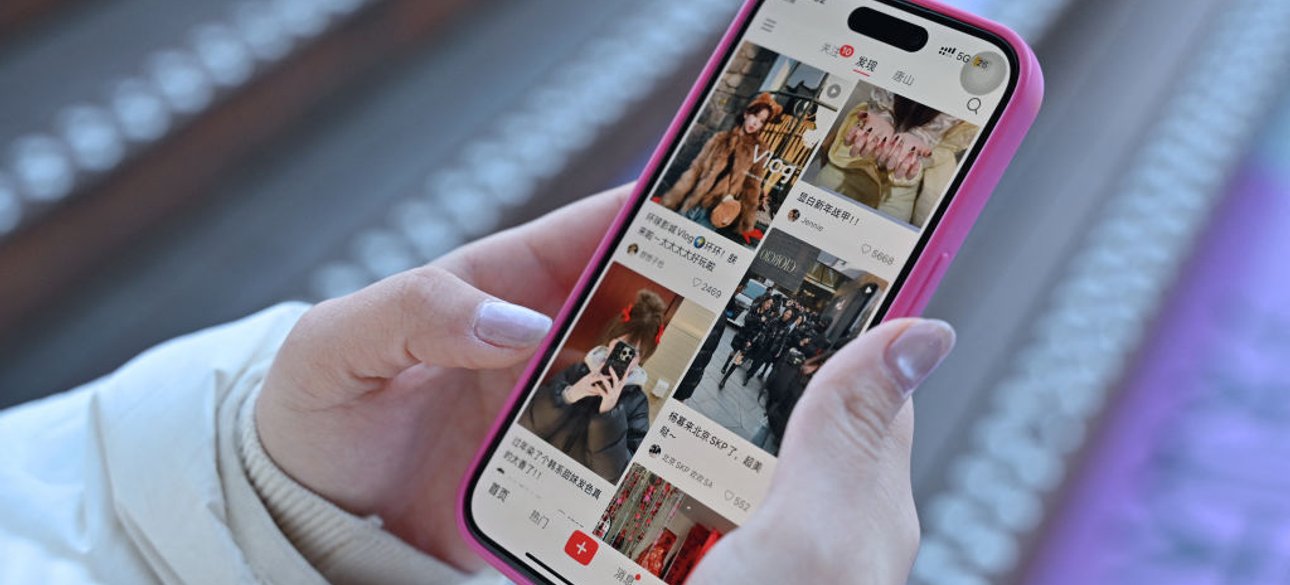 Дівчина переглядає в телефоні соціальні мережі