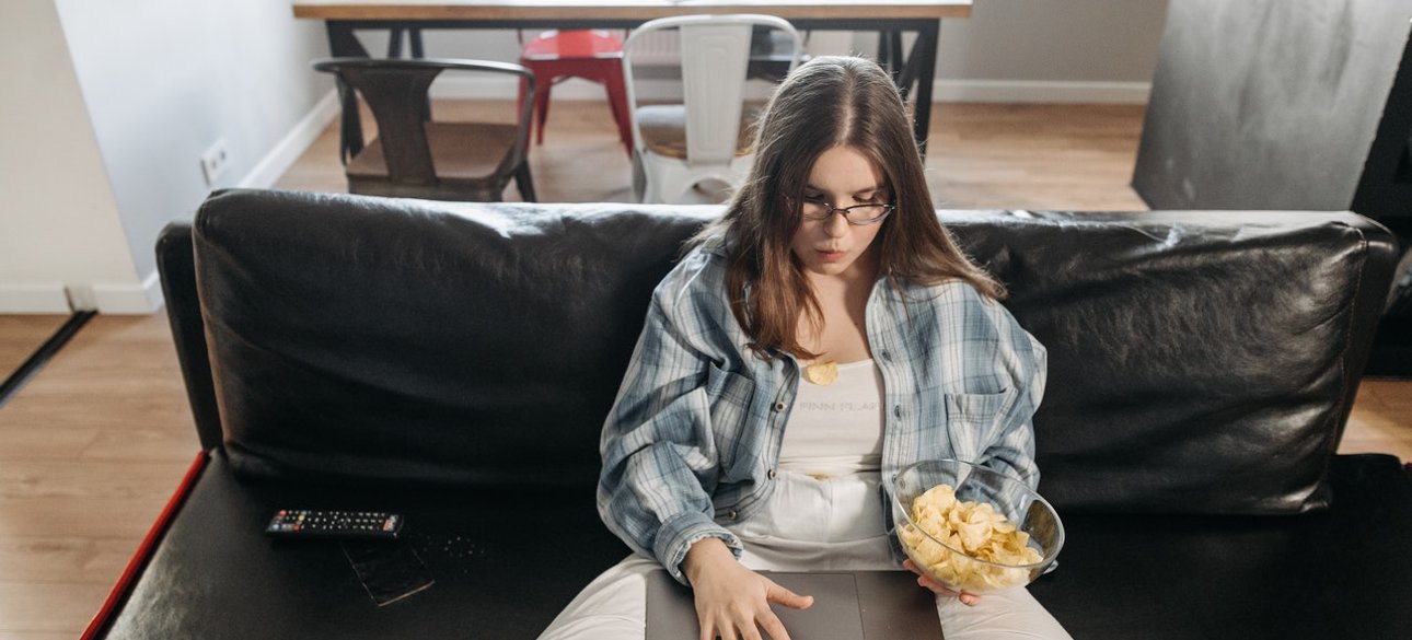 нічна їжа, їжа за комп'ютером, пізню вечерю