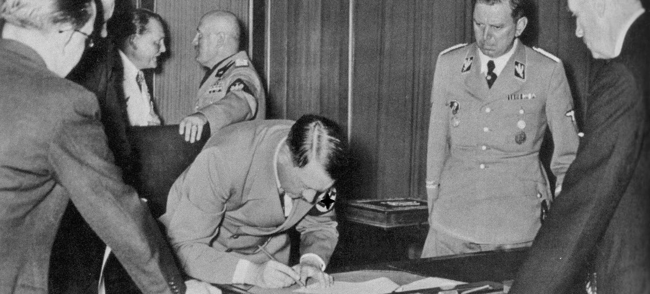 Гитлер подписывает договор в Мюнхене в 1938