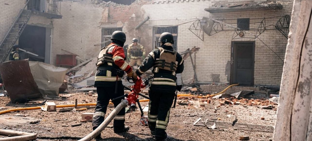 Усунення наслідків удару РФ по дитячому садку в Сумах