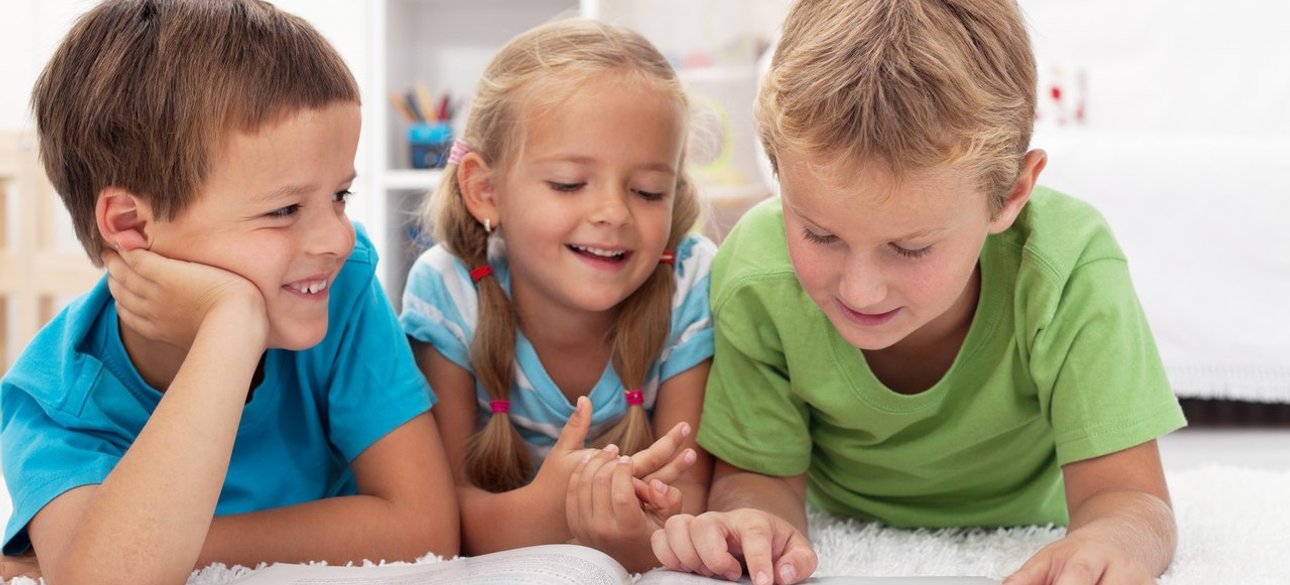 Дети читают книгу