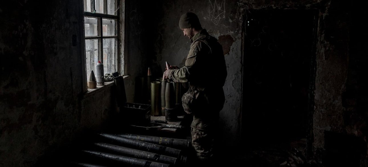 ВСУ Военнослужащий ВСУ готовится к бою