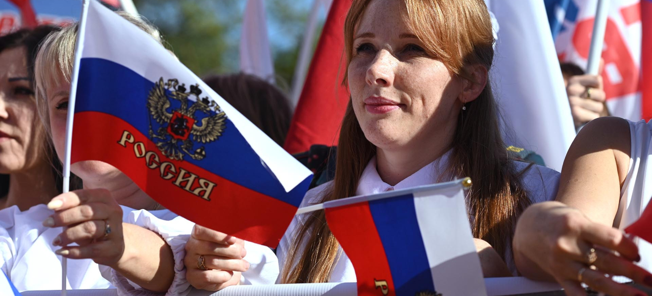 Россияне Митинг в России с флагами и счастливыми лицами