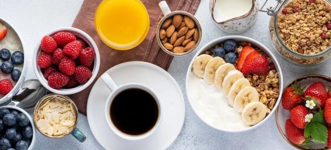 завтрак, еда, фрукты, ягоды, кофе, орехи, правильное питание