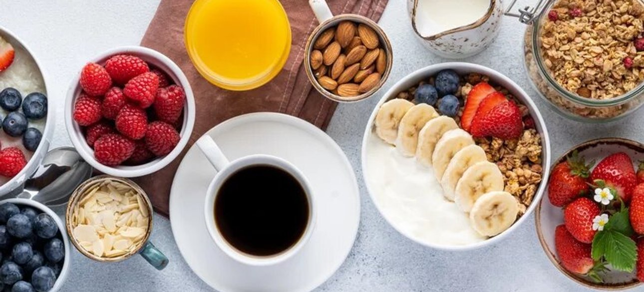 завтрак, еда, фрукты, ягоды, кофе, орехи, правильное питание