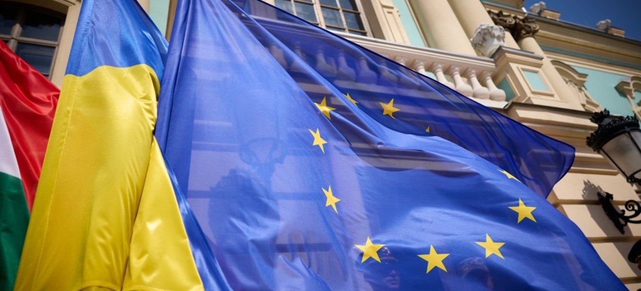 Прапори України та ЄС Прапори України та ЄС у Києві