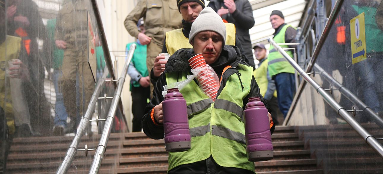 волонтер, евакуація, львівський вокзал, біженці