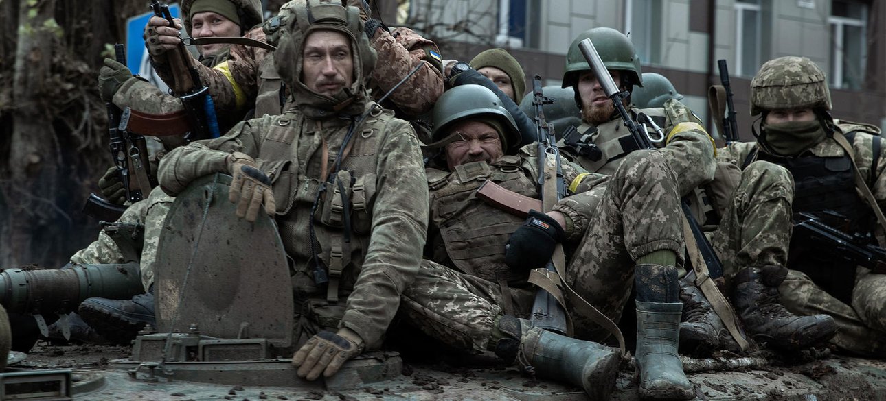 Бойцы ВСУ верхом на бронетехнике