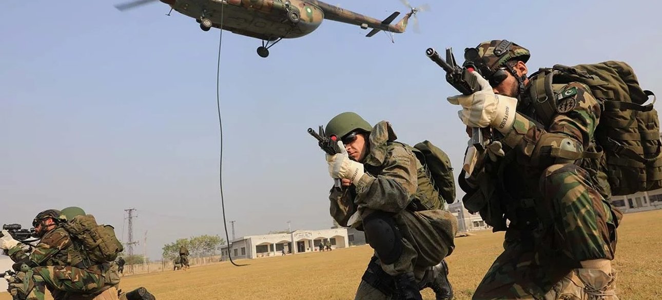 солдати, пакистан, вертоліт