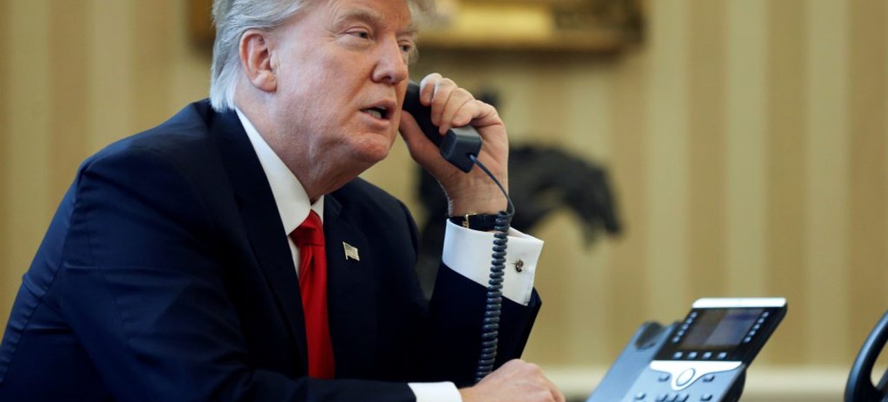Дональд Трамп розмовляє телефоном