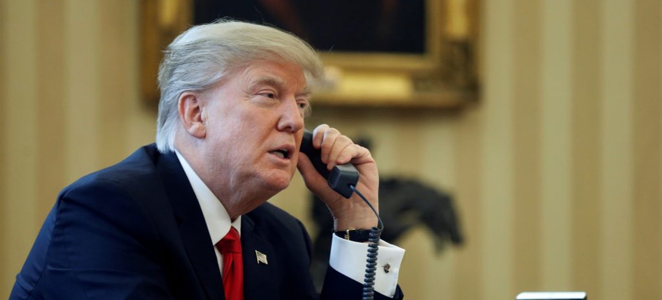 Дональд Трамп разговаривает по телефону