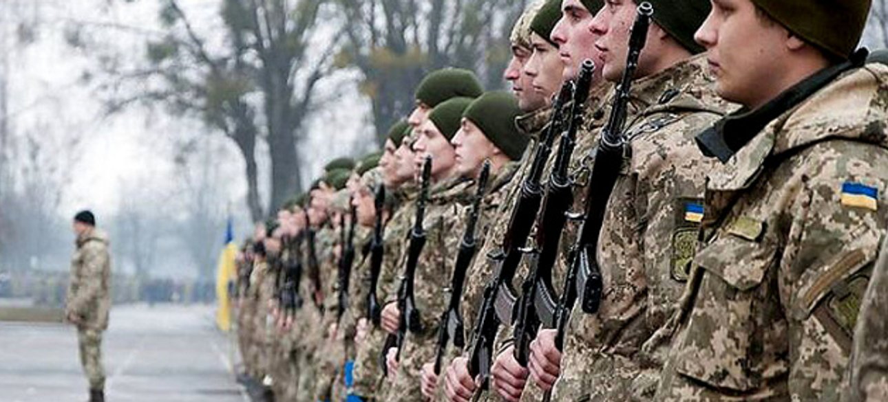 Шеренга українських солдатів на плацу