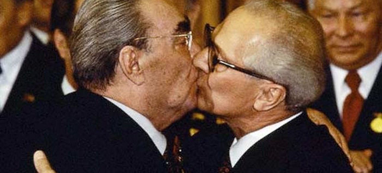 Леонид Брежнев, поцелуй политиков