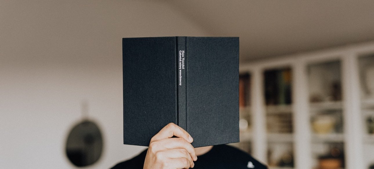 Человек с книгой