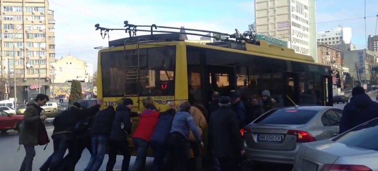 Фото: скриншот видео "Пассажиры толкают 17-й троллейбус" / Youtube