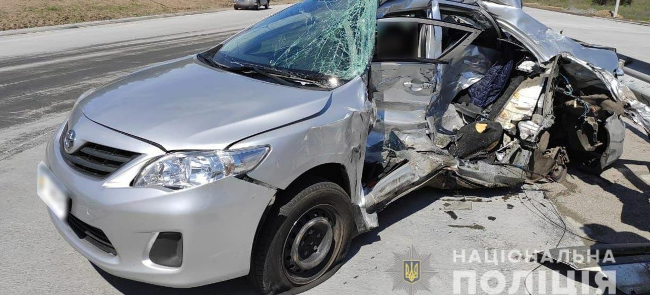 Розбита легкова машина на місці ДТП