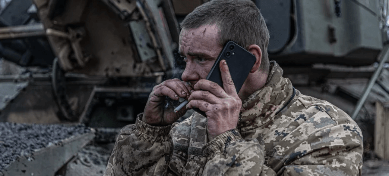 Боєць ЗСУ в перерві між боями під Покровськом