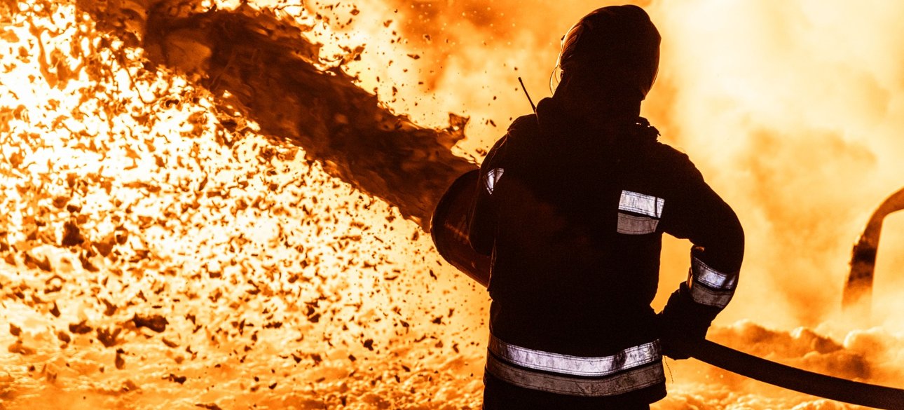 Рятувальник на місці удару по газовій інфраструктурі