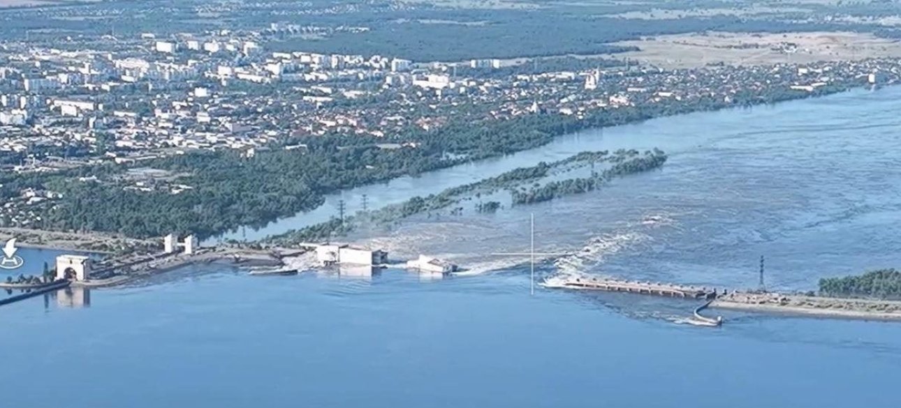 La minceur de la centrale hydroélectrique de Kakhovka avec toutes ses conséquenc...