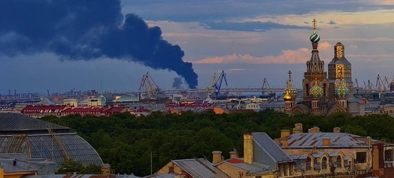 Пожар на нефтяном терминале в Санкт-Петербурге после украинского удара
