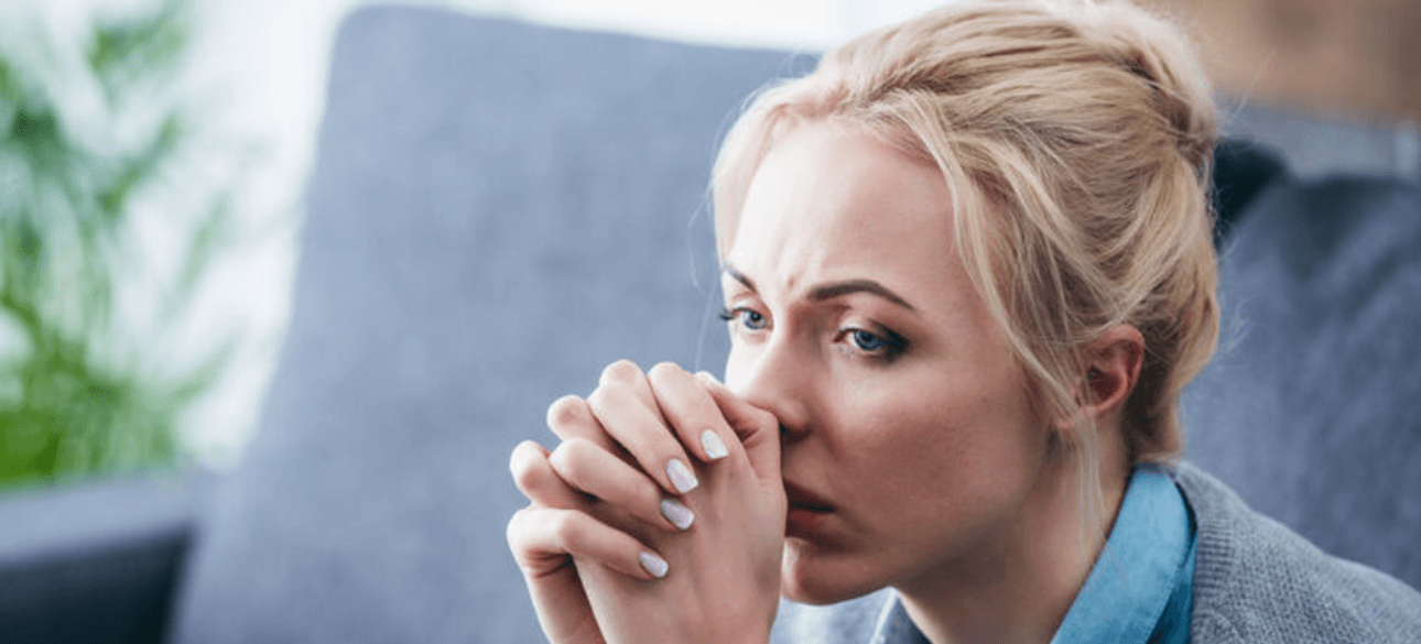 Молода жінка у стані депресії