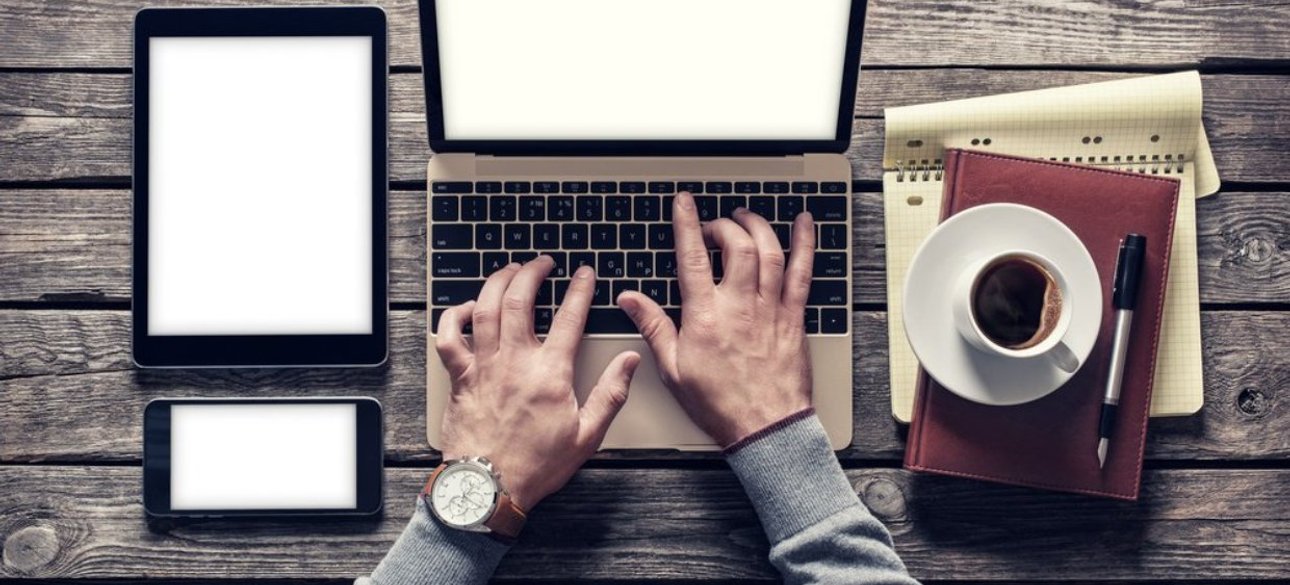 Человек с ноутбуком