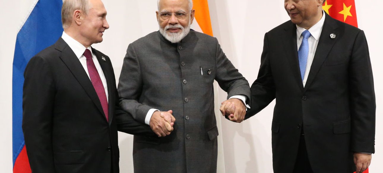 Путін, Моді та Сі Цзіньпін на тлі своїх прапорів