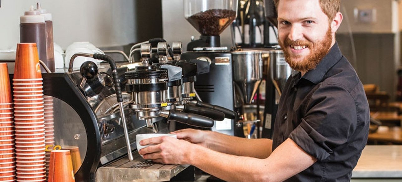 Бариста у кофемашины