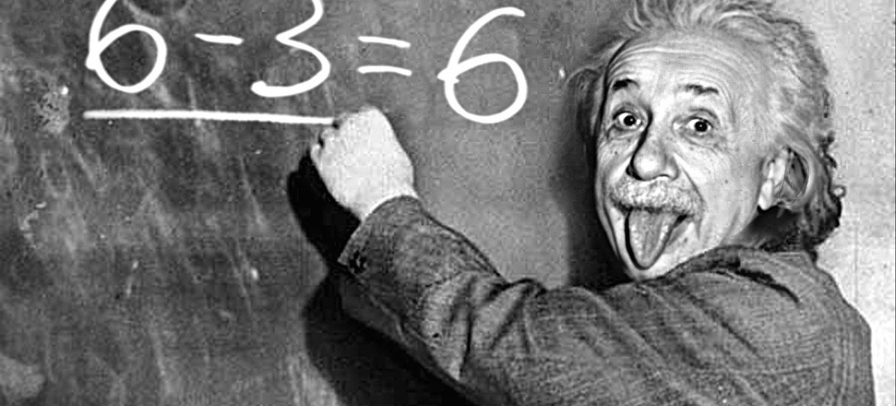 Альберт Ейнштейн з висунутим язиком