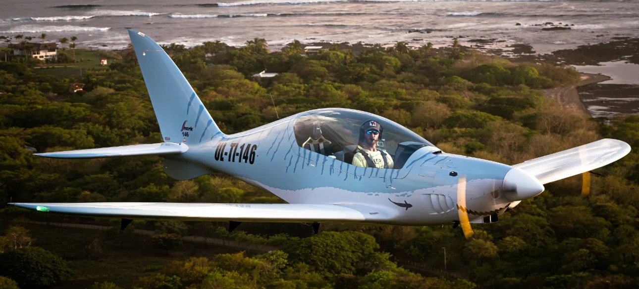 Легкомоторний лiтак SHARK у польотi