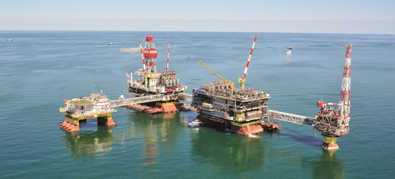 Нафтодобувна платформа "Лукойлу" на родовищі імені Філановського в Каспійському морі.