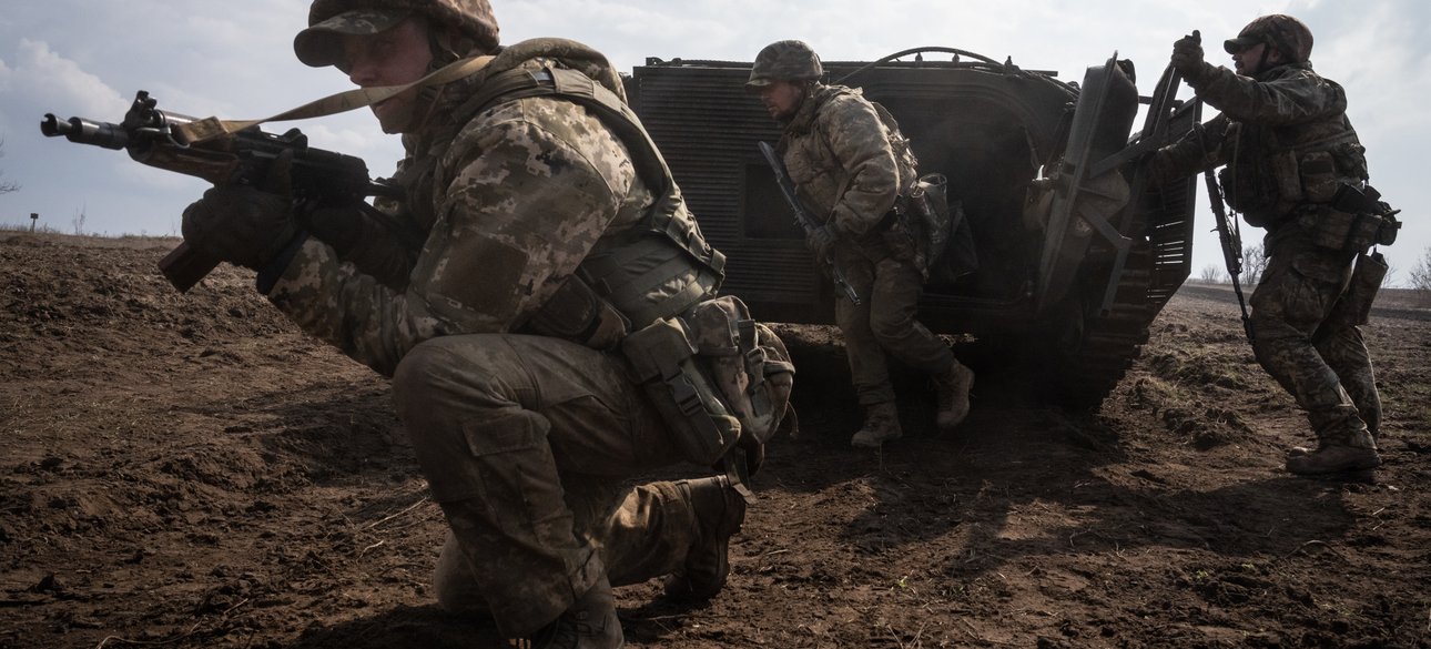 Бійці ЗСУ тримають оборону