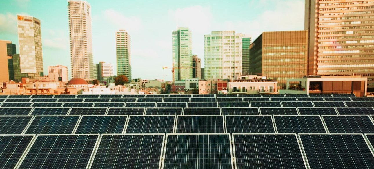 Солнечные панели Сплошные солнечные панели на крышах домов