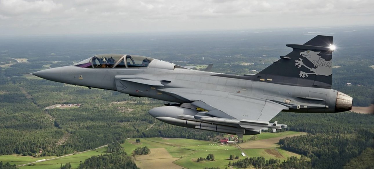 Шведський винищувач Gripen у польоті