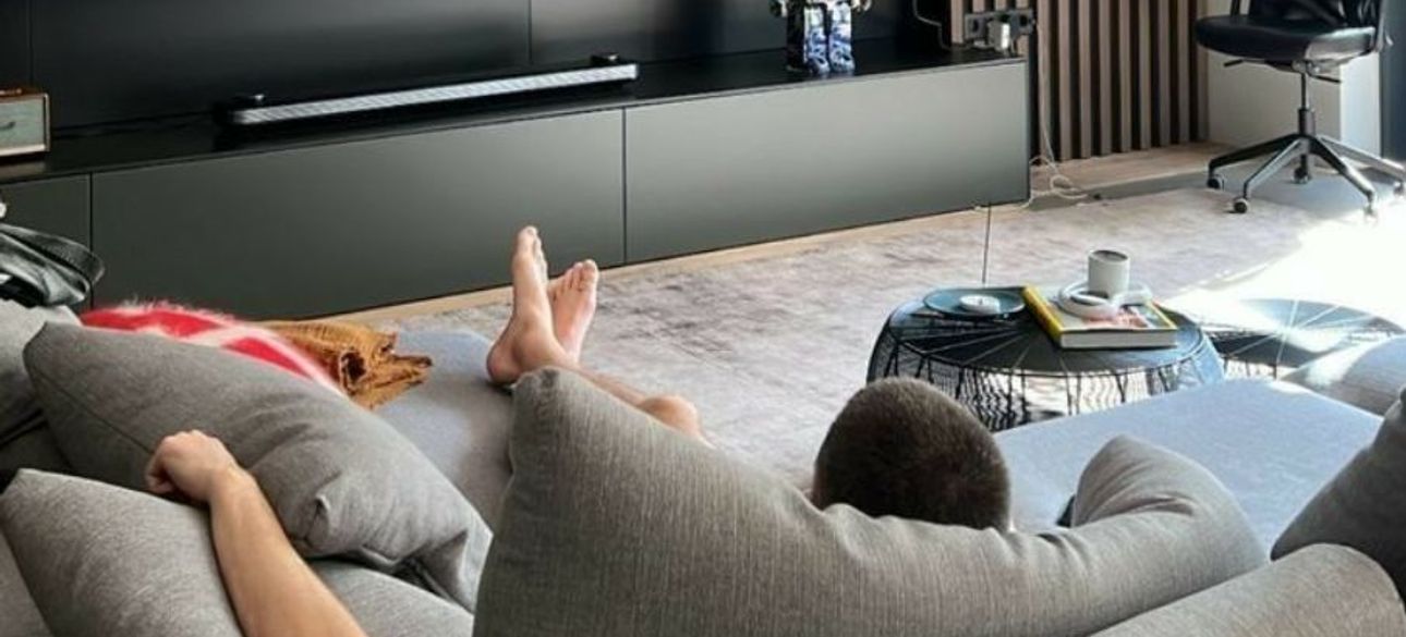 Человек на диване в пассивном состоянии скуки